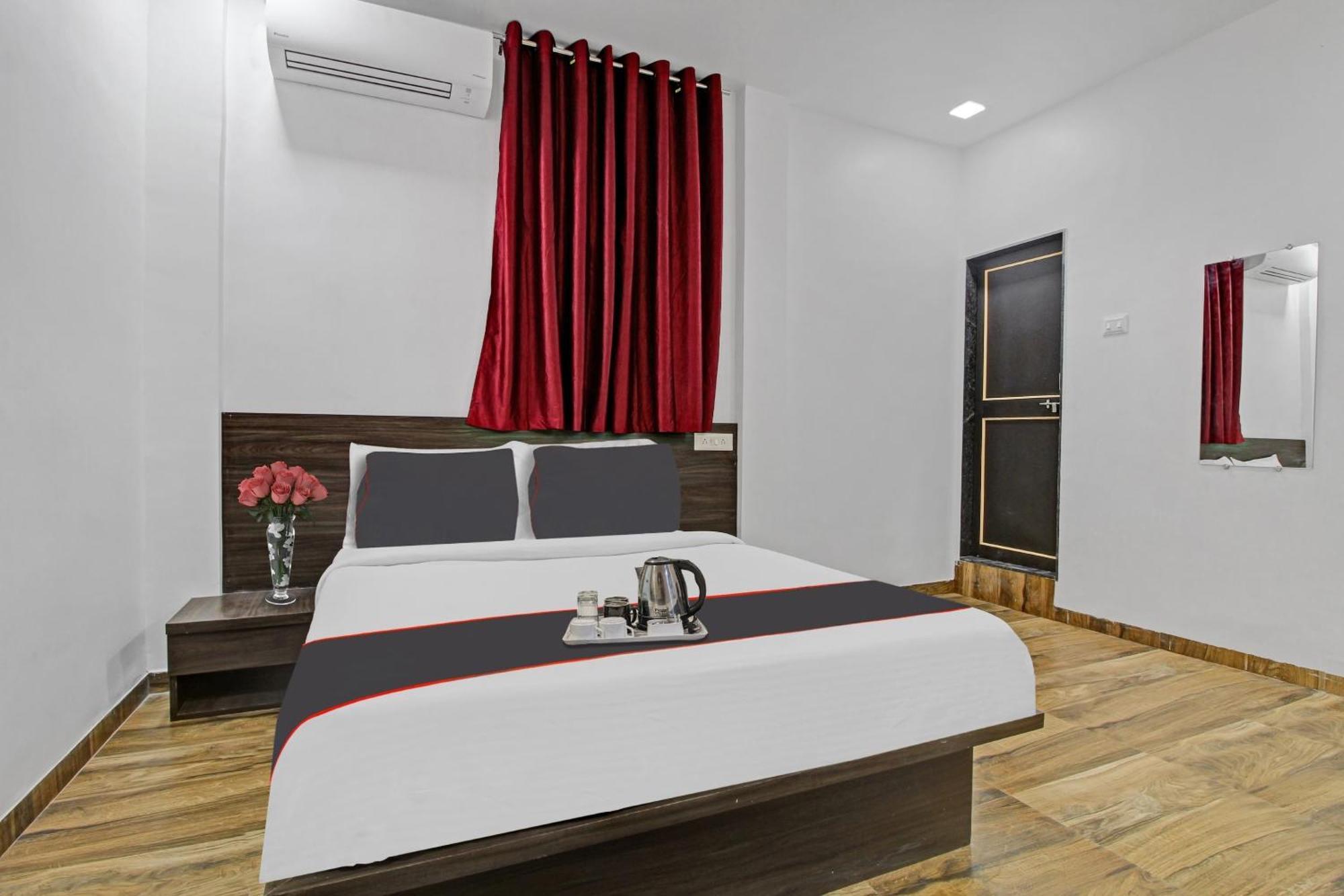 Collection O Sairaj Lodging & Boarding Hotel Shikrapur Exterior photo