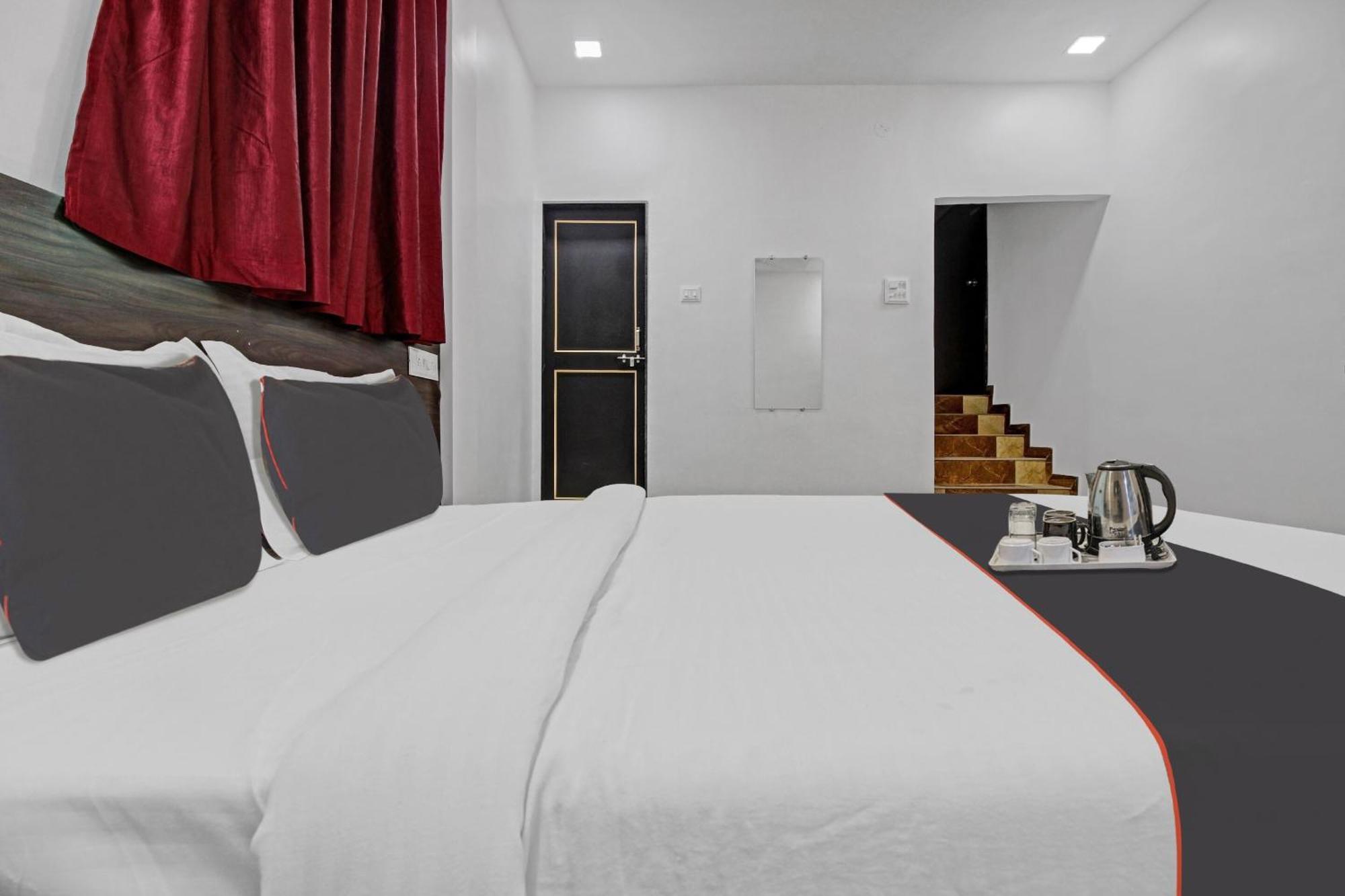 Collection O Sairaj Lodging & Boarding Hotel Shikrapur Exterior photo