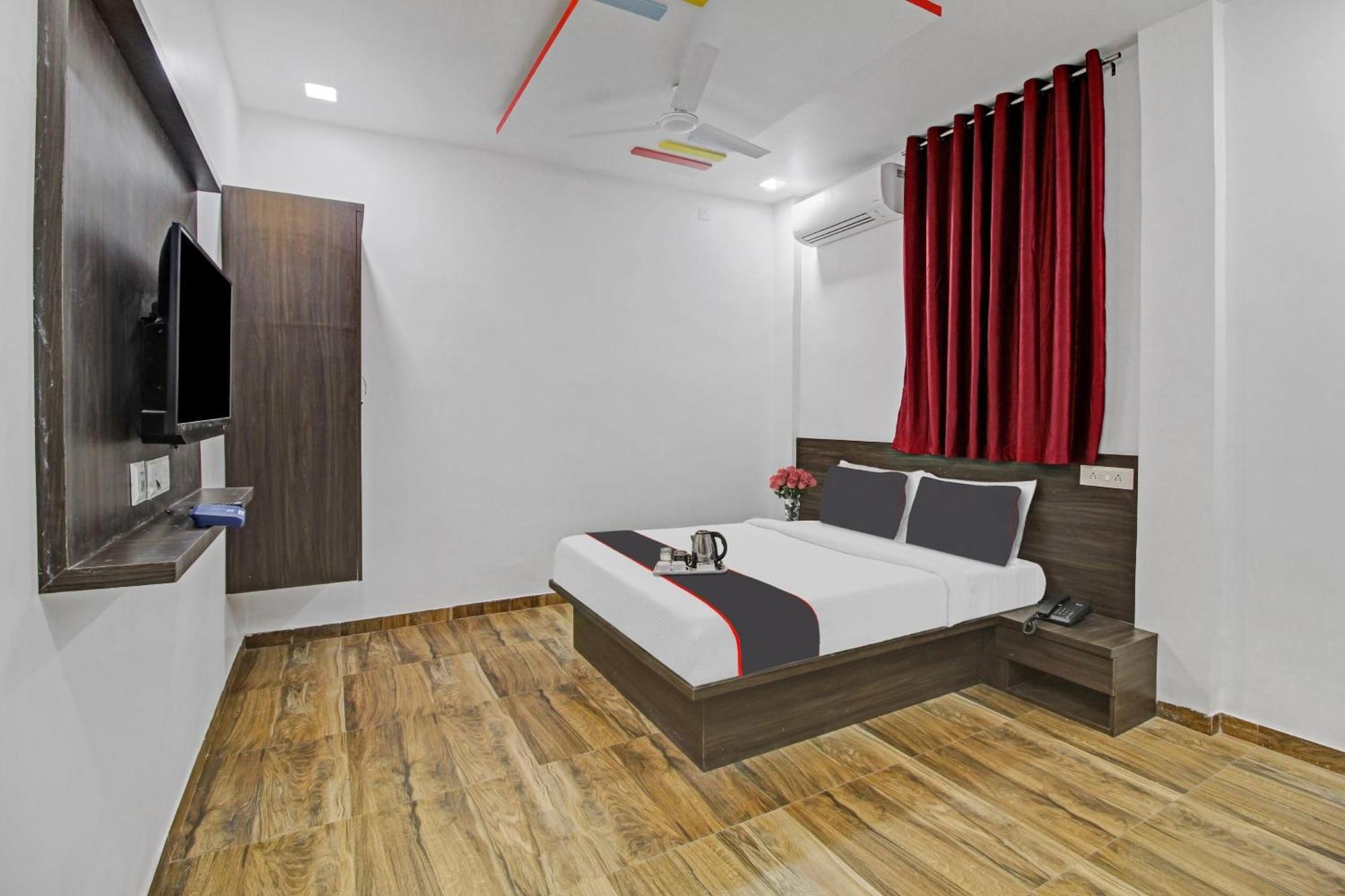 Collection O Sairaj Lodging & Boarding Hotel Shikrapur Exterior photo